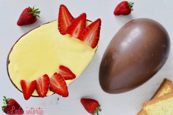 tiramisù alle fragole nell'uovo di pasqua