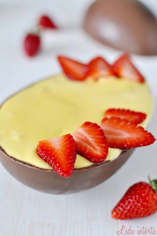 tiramisù alle fragole nell'uovo di pasqua