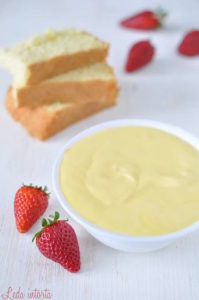 tiramisù alle fragole nell'uovo di pasqua