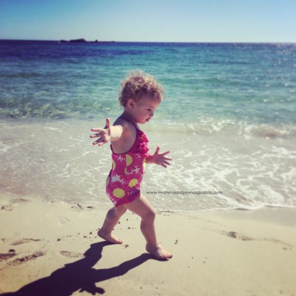 bambino cammina sulle punte
