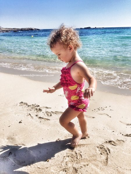 bambino cammina sulle punte