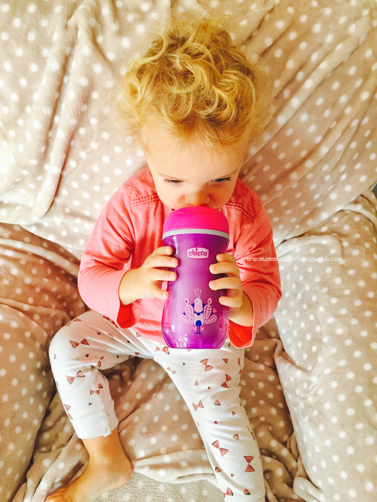 bicchieri con cannucce e manici